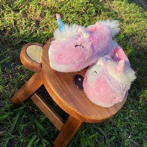 NWOT baby toddler girl furry fluffy rainbow pink unicorn slippers size 7 and 8